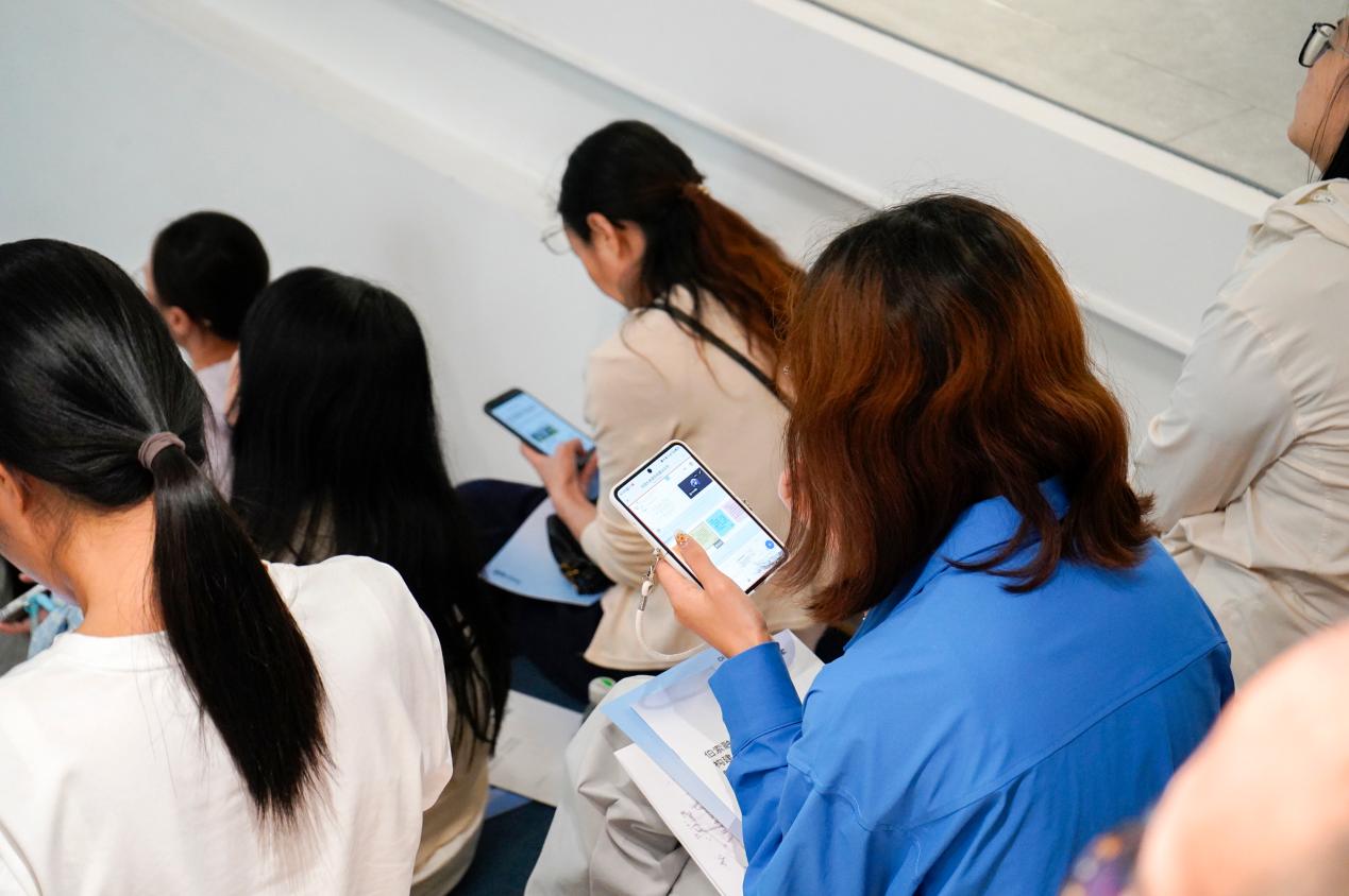 镇江市信息技术专家和直属学校领导一行莅临Plaso伯索,开启AI体验之旅配图